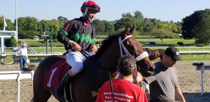 Diamond Play wins race 9 at Suffolk Downs on September 16, 2018. (Sue Martins)